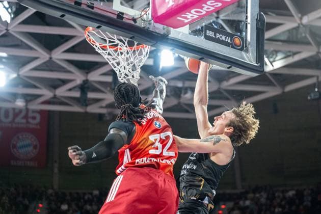 Wenyen Gabriel 32 FC Bayern Basketball defends the basket, FC Bayern Basketball vs Basketball Loewen Braunschweig, BBL Pokal, Round of 16, 20 10 2025 Munich Bavaria Germany Copyright: xkolbert-press UlrichxGamelx