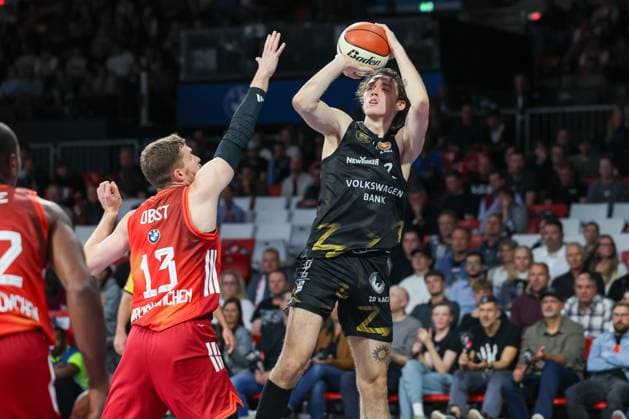 Benjamin Schroeder Basketball Loewen Braunschweig, 02 throwing with Andreas Obst FC Bayern Basketball, 13 , GER, FC Bayern Basketball vs Basketball Loewen Braunschweig, Basketball, BBL Pokal, Round of 16, Season 2025 2026, 20 10 2025, GER, FC Bayern Basketball vs Basketball Loewen Braunschweig, Basketball, BBL Pokal, Round of 16, Season 2025 2026, 20 10 2025 Muenchen Copyright: xEibner-Pressefoto JennixMaulx EP_JML