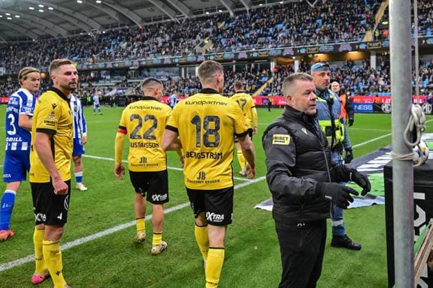 GOTHENBURG, SWEDEN 20251020 Mjällby coach Anders Torstensson and the players try to calm Mjällby supporters and ask them to stay in their seats during Monday s Allsvenskan football match between IFK Göteborg and Mjällby AIF at Gamla Ullevi GÖTEBORG SWEDEN x9200x  Copyright: xBjörnxLarssonxRosvall TTx ALLSVENSKAN GOTHENBURG-MJÄLLBY
