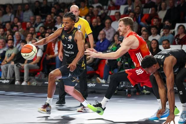 Chip Flanigan Basketball Loewen Braunschweig, 30 with ball with Andreas Obst FC Bayern Basketball, 13 , GER, FC Bayern Basketball vs Basketball Loewen Braunschweig, Basketball, BBL Pokal, Round of 16, Season 2025 2026, 20 10 2025, GER, FC Bayern Basketball vs Basketball Loewen Braunschweig, Basketball, BBL Pokal, Round of 16, Season 2025 2026, 20 10 2025 Munich Copyright: xEibner-Pressefoto JennixMaulx EP_JML