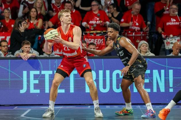 Justuz Hollatz FC Bayern Basketball, 21 with ball with Grant Sherfield Basketball Loewen Braunschweig, 25 , GER, FC Bayern Basketball vs Basketball Loewen Braunschweig, Basketball, BBL Pokal, Round of 16, Season 2025 2026, 20 10 2025, GER, FC Bayern Basketball vs Basketball Loewen Braunschweig, Basketball, BBL Pokal, Round of 16, Season 2025 2026, 20 10 2025 Munich Copyright: xEibner-Pressefoto JennixMaulx EP_JML