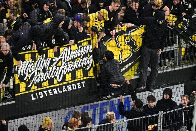 GOTHENBURG, SWEDEN 20251020 Mjällby supporters try to get onto the pitch during Monday s Allsvenskan football match between IFK Göteborg and Mjällby AIK at Gamla Ullevi GÖTEBORG SWEDEN x9200x  Copyright: xHannaxBrunlöf TTx ALLSVENSKAN GOTHENBURG-MJÄLLBY