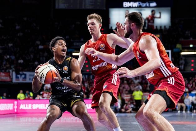 BBL Cup, FC Bayern Munich Basketball Lions Braunschweig 20 10 2025 Grant Sherfield Basketball Lions Braunschweig, 25 on the ball, Justus Hollatz FC Bayern Munich, 21 , Leon Kratzer FC Bayern Munich, 8 BBL Cup, FC Bayern Munich Basketball Lions Braunschweig Munich, BMW Park on 20 10 2025 Copyright: xBEAUTIFULxSPORTS Wunderlx