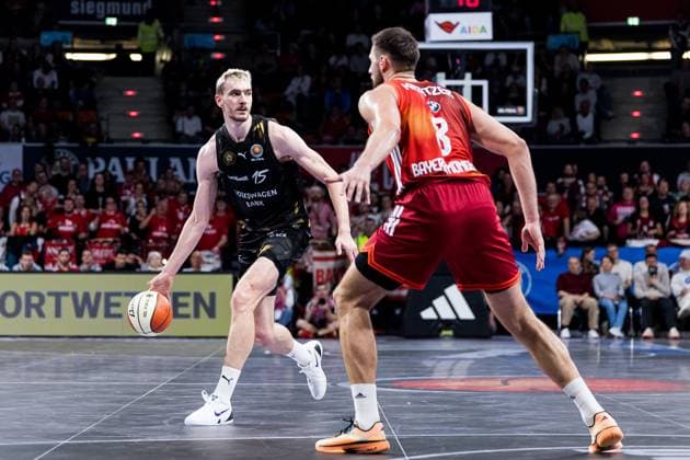 BBL Cup, FC Bayern Munich Basketball Lions Braunschweig 20 10 2025 Philipp Hartwich Basketball Lions Braunschweig, 15 on the ball, Leon Kratzer FC Bayern Munich, 8 BBL Cup, FC Bayern Munich Basketball Lions Braunschweig Munich, BMW Park on 20 10 2025 Copyright: xBEAUTIFULxSPORTS Wunderlx