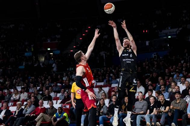 BBL Cup, FC Bayern Munich Basketball Lions Braunschweig 20 10 2025 Andreas Andi Obst FC Bayern Munich, 13 , Ferdinand Zylka Basketball Lions Braunschweig, 6 in the throw BBL Cup, FC Bayern Munich Basketball Lions Braunschweig Munich, BMW Park on 20 10 2025 Copyright: xBEAUTIFULxSPORTS Wunderlx