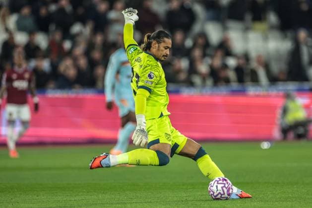 Premier League West Ham United v Brentford West Ham United goalkeeper Alphonse Areola in action during the Premier League match West Ham United vs Brentford at London Stadium, London, United Kingdom, 20th October 2025 (Photo by Mark Cosgrove News Images) London London Stadium United Kingdom Copyright: xMarkxCosgrove NewsxImagesx