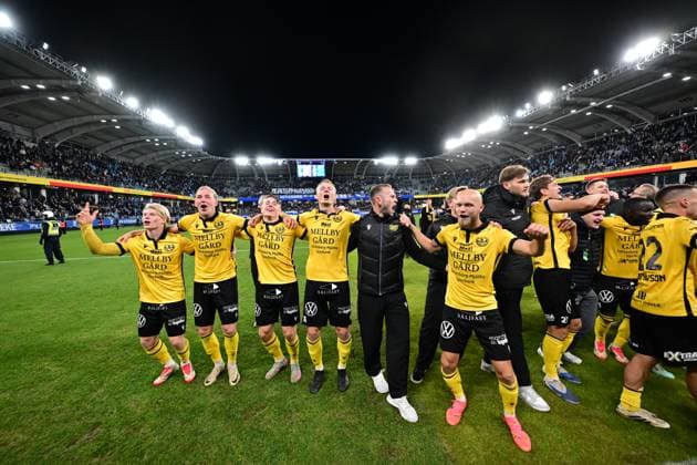 GÖTEBORG, SWEDEN 20251020 Mjällby celebrates the Swedish Championship gold after 2 0 in Mondays football match in the Allsvenskan between IFK Göteborg and Mjällby AIF at Gamla Ullevi GÖTEBORG SWEDEN x9200x  Copyright: xBjörnxLarssonxRosvall TTx ALLSVENSKAN GÖTEBORG-MJÄLLBY