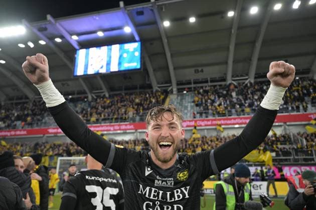 251020 Mjällbys goalkeeper Noel Törnqvist cheers after the football match in Allsvenskan between IFK Göteborg and Mjällby on October 20, 2025 in Gothenburg  Copyright: MATHIASxBERGELD BB251020MB058