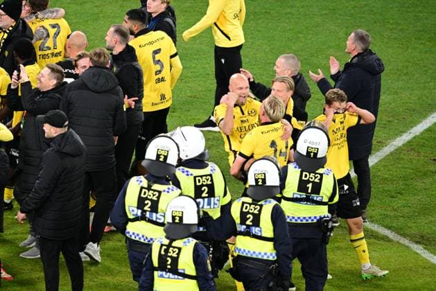 GÖTEBORG, SWEDEN 20251020 Riot police officers watch as Mjällby celebrates the Swedish Championship gold medal after winning Mondays Allsvenskan soccer match between IFK Göteborg and Mjällby AIK at Gamla Ullevi GÖTEBORG SWEDEN x9200x  Copyright: xHannaxBrunlöf TTx ALLSVENSKAN GÖTEBORG-MJÄLLBY