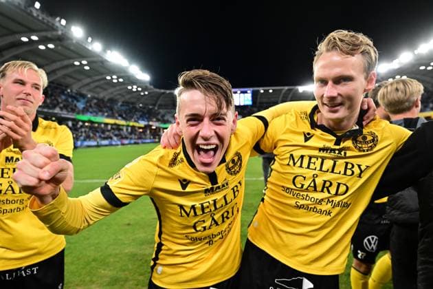 GÖTEBORG, SWEDEN 20251020 Mjällbys Elliot Stroud and Alexander Johansson celebrate the Swedish championship gold after 2 0 victory in Mondays football match in the Allsvenskan between IFK Gothenburg and Mjällby AIF at Gamla Ullevi GÖTEBORG SWEDEN x9200x  Copyright: xBjörnxLarssonxRosvall TTx ALLSVENSKAN GÖTEBORG-MJÄLLBY