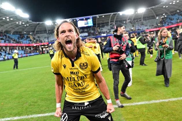 GÖTEBORG, SWEDEN 20251020 Goalscorer Tom Pettersson celebrates the Swedish Championship gold after 2 0 in Mondays football match in the Allsvenskan between IFK Göteborg and Mjällby AIF at Gamla Ullevi GÖTEBORG SWEDEN x9200x  Copyright: xBjörnxLarssonxRosvall TTx ALLSVENSKAN GÖTEBORG-MJÄLLBY