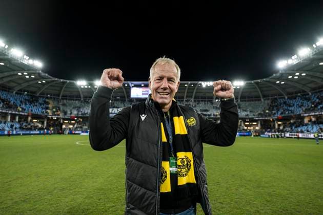 251020 Mjällbys sports director Hasse Larsson cheers after the football match in Allsvenskan between IFK Göteborg and Mjällby on October 20, 2025 in Gothenburg  Copyright: CARLxSANDIN BB251020CS043
