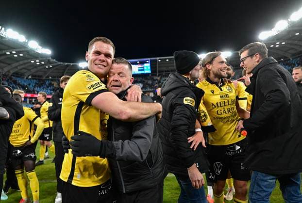GÖTEBORG, SWEDEN 20251020 Mjällbys Jacob Bergström hugs the teams coach Anders Torstensson after the Swedish Championship gold was secured thanks to a 2 0 victory in Mondays football match in the Allsvenskan between IFK Göteborg and Mjällby AIF at Gamla Ullevi GÖTEBORG SWEDEN x9200x  Copyright: xBjörnxLarssonxRosvall TTx ALLSVENSKAN GÖTEBORG-MJÄLLBY