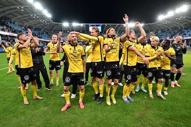 GOTHENBURG, SWEDEN 20251020 Mjällby celebrates the Swedish Championship gold medal after a 2 0 win in Monday s Allsvenskan football match between IFK Göteborg and Mjällby AIF at Gamla Ullevi GÖTEBORG SWEDEN x9200x  Copyright: xBjörnxLarssonxRosvall TTx ALLSVENSKAN GOTHENBURG-MJÄLLBY