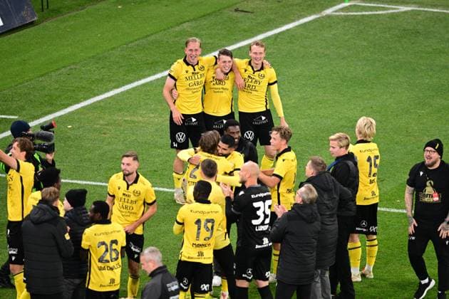 GOTHENBURG, SWEDEN 20251020 Mjällby s Herman Johansson, Elliot Stroud and Alexander Johansson celebrate the Swedish Championship gold medal after winning Monday s Allsvenskan football match between IFK Göteborg and Mjällby AIK at Gamla Ullevi GÖTEBORG SWEDEN x9200x  Copyright: xHannaxBrunlöf TTx ALLSVENSKAN GOTHENBURG-MJÄLLBY