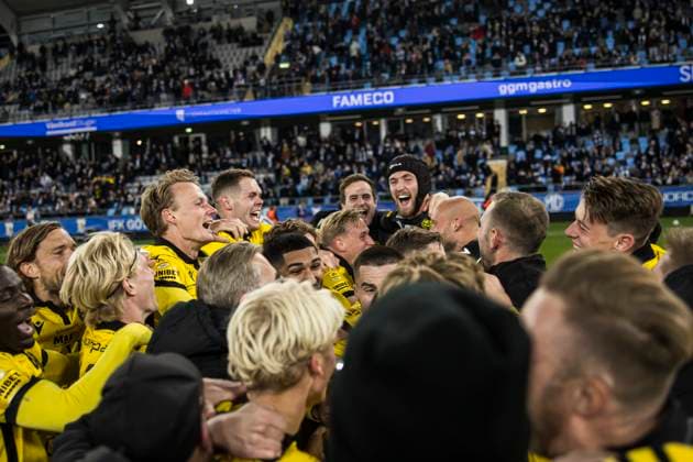 251020 Mjällbys Jacob Bergström and goalkeeper Noel Törnqvist cheer with teammates after the football match in Allsvenskan between IFK Göteborg and Mjällby on October 20, 2025 in Göteborg  Copyright: MICHAELxERICHSEN BB251020MI044