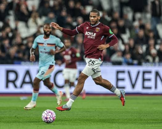 Premier League West Ham United v Brentford Jean-Clair Todibo of West Ham United breaks with the ball during the Premier League match West Ham United vs Brentford at London Stadium, London, United Kingdom, 20th October 2025 (Photo by Mark Cosgrove News Images) London London Stadium United Kingdom Copyright: xMarkxCosgrove NewsxImagesx
