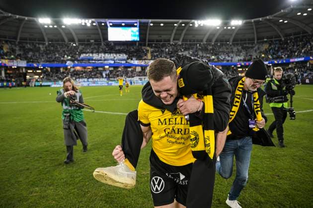 251020 Mjällbys Jacob Bergström cheers and club director Jacob Lennartsson cheers after the football match in the Allsvenskan between IFK Göteborg and Mjällby on October 20, 2025 in Gothenburg  Copyright: MATHIASxBERGELD BB251020MB064