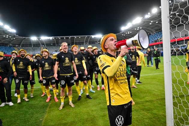 GOTHENBURG, SWEDEN 20251020 Mjällby s team captain Jesper Gustavsson celebrates the Swedish Championship gold medal after Monday s Allsvenskan football match between IFK Göteborg and Mjällby AIF at Gamla Ullevi GÖTEBORG SWEDEN x9200x  Copyright: xBjörnxLarssonxRosvall TTx ALLSVENSKAN GOTHENBURG-MJÄLLBY