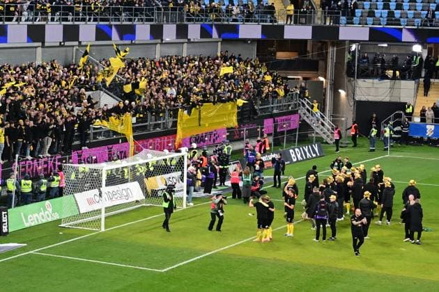 GÖTEBORG, SWEDEN 20251020 Mjällbys players celebrate with the fans after winning the Swedish Championship in Mondays Allsvenskan soccer match between IFK Göteborg and Mjällby AIK at Gamla Ullevi GÖTEBORG SWEDEN x9200x  Copyright: xHannaxBrunlöf TTx ALLSVENSKAN GÖTEBORG-MJÄLLBY