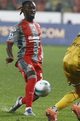 Cremonese Warren Bondo makes an attempt to score during the Serie A soccer match between Cremonese and Udinese at the Giovanni Zini in Turin, north west Italy - Lunedi , Ottobre 20, 2025. - Soccer .  Copyright: xAlbertoxMariani LaPressex