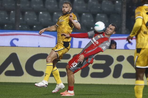 Cremonese Federico Bonazzoli makes an attempt to score during the Serie A soccer match between Cremonese and Udinese at the Giovanni Zini in Turin, north west Italy - Lunedi , Ottobre 20, 2025. - Soccer .  Copyright: xAlbertoxMariani LaPressex