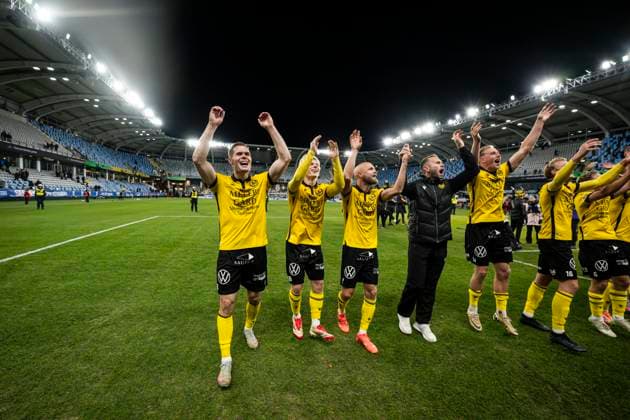 251020 Mjällbys Jacob Bergström cheers with teammates after the Allsvenskan football match between IFK Göteborg and Mjällby on October 20, 2025 in Göteborg  Copyright: CARLxSANDIN BB251020CS051