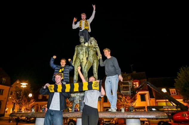 SÖLVESBORG 2025 10 20 Mjällbys Swedish Championship gold is celebrated in the fountain Ask and Embla which was empty of water on Stortorget in Sölvesborg on Monday evening Mjällby defeated IFK Gothenburg away x50090x  Copyright: xJohanxNilssonx xTTx MJÄLLBY SM-GULD