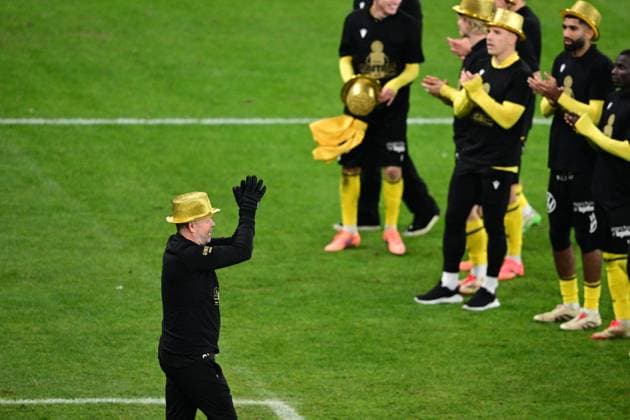 GÖTEBORG, SWEDEN 20251020 Mjällbys coach Anders Torstensson celebrates the Swedish Championship gold with the team after the victory in Mondays football match in the Allsvenskan between IFK Göteborg and Mjällby AIK at Gamla Ullevi GÖTEBORG SWEDEN x9200x  Copyright: xHannaxBrunlöf TTx ALLSVENSKAN GÖTEBORG-MJÄLLBY