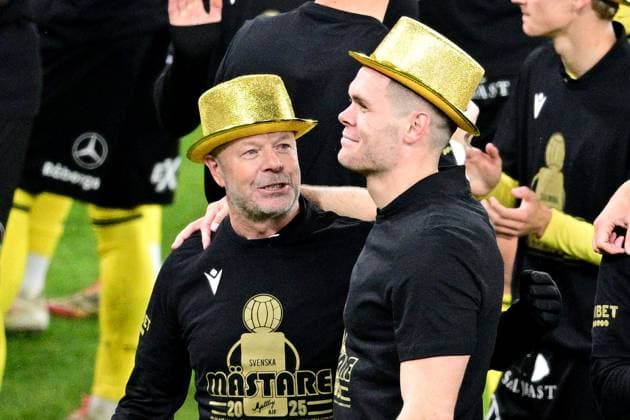 GÖTEBORG, SWEDEN 20251020 Mjällbys coach Anders Torstensson and marksman Jacob Bergström celebrate the Swedish championship gold after the victory in Mondays football match in the Allsvenskan between IFK Göteborg and Mjällby AIK at Gamla Ullevi GÖTEBORG SWEDEN x9200x  Copyright: xHannaxBrunlöf TTx ALLSVENSKAN GÖTEBORG-MJÄLLBY