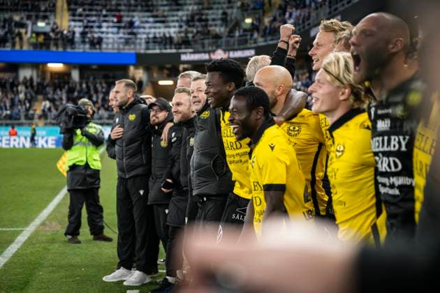 251020 Mjällbys coach Anders Torstensson prepares for the final whistle during the Allsvenskan football match between IFK Göteborg and Mjällby on October 20, 2025 in Gothenburg  Copyright: CARLxSANDIN BB251020CS056