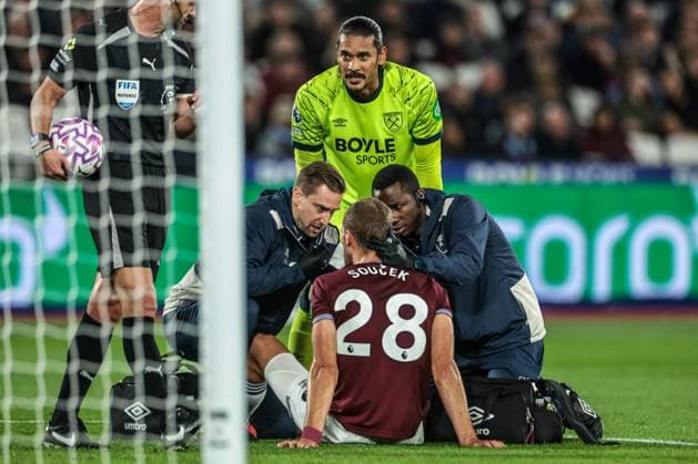 Premier League West Ham United v Brentford Tomas Soucek of West Ham United receives treatment during the Premier League match West Ham United vs Brentford at London Stadium, London, United Kingdom, 20th October 2025 (Photo by Mark Cosgrove News Images) London London Stadium United Kingdom Copyright: xMarkxCosgrove NewsxImagesx