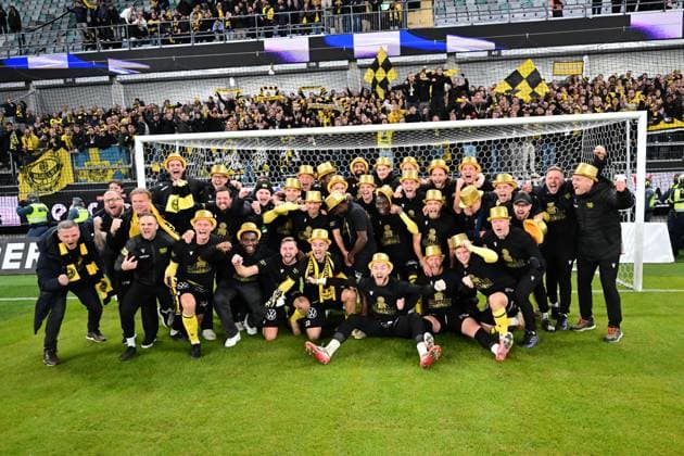 GOTHENBURG, SWEDEN 20251020 Mjällby celebrates the Swedish Championship gold medal after winning Monday s Allsvenskan football match between IFK Göteborg and Mjällby AIF at Gamla Ullevi GÖTEBORG SWEDEN x9200x  Copyright: xBjörnxLarssonxRosvall TTx ALLSVENSKAN GOTHENBURG-MJÄLLBY