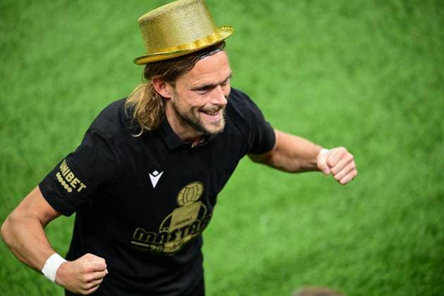 GÖTEBORG, SWEDEN 20251020 Mjällbys goal scorer Tom Pettersson with a golden hat after the cake secured the Swedish championship gold during Mondays football match in the Allsvenskan between IFK Gothenburg and Mjällby AIK at Gamla Ullevi GÖTEBORG SWEDEN x9200x  Copyright: xHannaxBrunlöf TTx ALLSVENSKAN GÖTEBORG-MJÄLLBY