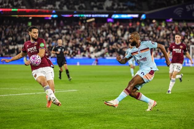 Premier League West Ham United v Brentford Igor Thiago of Brentford crosses the ball into the box during the Premier League match West Ham United vs Brentford at London Stadium, London, United Kingdom, 20th October 2025 (Photo by Mark Cosgrove News Images) London London Stadium United Kingdom Copyright: xMarkxCosgrove NewsxImagesx