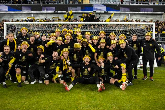 251020 Mjällbys players cheer after the football match in Allsvenskan between IFK Göteborg and Mjällby on October 20, 2025 in Gothenburg  Copyright: MICHAELxERICHSEN BB251020MI051