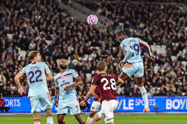 Premier League West Ham United v Brentford Dango Ouattara of Brentford heads on goal putting it behind for a corner during the Premier League match West Ham United vs Brentford at London Stadium, London, United Kingdom, 20th October 2025 (Photo by Mark Cosgrove News Images) London London Stadium United Kingdom Copyright: xMarkxCosgrove NewsxImagesx