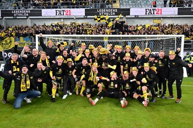 GOTHENBURG, SWEDEN 20251020 Mjällby celebrates the Swedish Championship gold medal after winning Monday s Allsvenskan football match between IFK Göteborg and Mjällby AIF at Gamla Ullevi in Gothenburg, Sweden 20 October 2025 GÖTEBORG SWEDEN x9200x  Copyright: xBjörnxLarssonxRosvall TTx MJALLBY SWEDISH FOOTBALL CHAMPIONS 2025