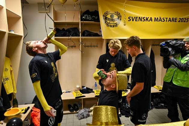 GOTHENBURG, SWEDEN 20251020 Mjällbys Jeppe Kjaer Jensen celebrates in the locker room after the team secured the Swedish Championship gold medal thanks to a victory over IFK Göteborg away at Gamla Ullevi GÖTEBORG SWEDEN x9200x  Copyright: xBjörnxLarssonxRosvall TTx ALLSVENSKAN GOTHENBURG-MJÄLLBY