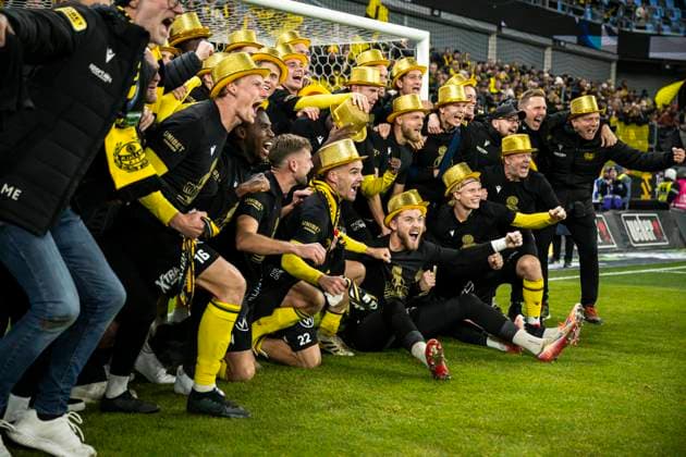 251020 Mjällbys players cheer after the football match in Allsvenskan between IFK Göteborg and Mjällby on October 20, 2025 in Gothenburg  Copyright: CARLxSANDIN BB251020CS057