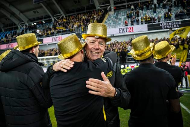 251020 Mjällbys sports director Hasse Larsson cheers after the football match in Allsvenskan between IFK Göteborg and Mjällby on October 20, 2025 in Gothenburg  Copyright: CARLxSANDIN BB251020CS058