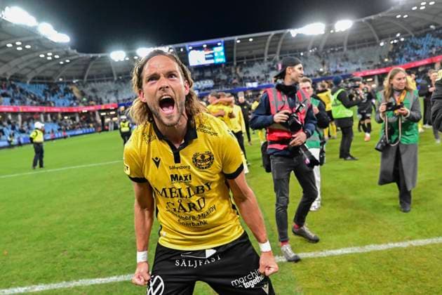 GOTHENBURG, SWEDEN 20251020 Mjällby s 0 2 goal scorer Tom Pettersson celebrates the Swedish Championship gold medal after a 2 0 win in Monday s Allsvenskan football match between IFK Göteborg and Mjällby AIF at Gamla Ullevi, Gothenburg, Sweden 20 October 2025 GÖTEBORG SWEDEN x9200x  Copyright: xBjörnxLarssonxRosvall TTx MJALLBY SWEDISH FOOTBALL CHAMPIONS 2025
