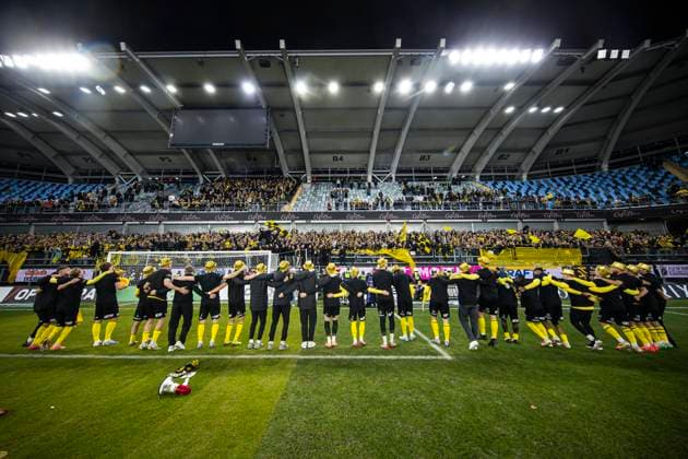 251020 Mjällbys players cheer in front of supporters after the Allsvenskan football match between IFK Göteborg and Mjällby on October 20, 2025 in Gothenburg  Copyright: MICHAELxERICHSEN BB251020MI054