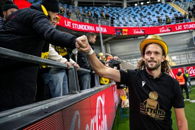 251020 Mjällbys Tom Pettersson cheers after the football match in Allsvenskan between IFK Göteborg and Mjällby on October 20, 2025 in Gothenburg  Copyright: CARLxSANDIN BB251020CS064