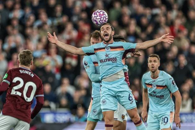 Premier League West Ham United v Brentford Jordan Henderson of Brentford jumps up to win the high ball during the Premier League match West Ham United vs Brentford at London Stadium, London, United Kingdom, 20th October 2025 (Photo by Mark Cosgrove News Images) London London Stadium United Kingdom Copyright: xMarkxCosgrove NewsxImagesx