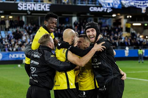 251020 Mjällbys goalkeeper Noel Törnqvist cheers after the football match in Allsvenskan between IFK Göteborg and Mjällby on October 20, 2025 in Gothenburg  Copyright: MICHAELxERICHSEN BB251020MI059