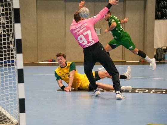 Pierre Busch VfL Eintracht Hagen, 83 on goal against Ziga Urbic Eulen Ludwigshafen, 97 VfL Eintracht Hagen vs Eulen Ludwigshafen, Handball, 2 Bundesliga, Matchday 8, Season 2025 2026, 20 10 2025 VfL Eintracht Hagen vs Eulen Ludwigshafen, Handball, 2 Bundesliga, Matchday 8, Season 2025 2026, 20 10 2025 Hagen Copyright: xEibner-Pressefoto DamianxKruczynx EP_DKI