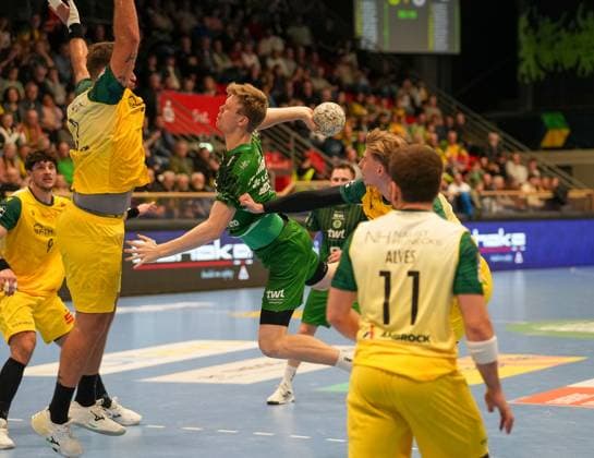 Friedrich Schmitt Eulen Ludwigshafen, 29 is defended by Tim Dueren VfL Eintracht Hagen, 03 VfL Eintracht Hagen vs Eulen Ludwigshafen, Handball, 2 Bundesliga, Matchday 8, Season 2025 2026, 20 10 2025 VfL Eintracht Hagen vs Eulen Ludwigshafen, Handball, 2 Bundesliga, Matchday 8, Season 2025 2026, 20 10 2025 Hagen Copyright: xEibner-Pressefoto DamianxKruczynx EP_DKI