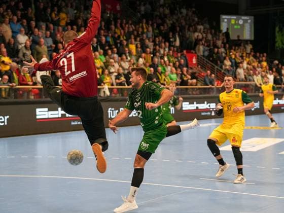 Dennis Wipf VfL Eintracht Hagen, 27 defending against Kian Schwarzer Eulen Ludwigshafen, 22 VfL Eintracht Hagen vs Eulen Ludwigshafen, Handball, 2 Bundesliga, Matchday 8, Season 2025 2026, 20 10 2025 VfL Eintracht Hagen vs Eulen Ludwigshafen, Handball, 2 Bundesliga, Matchday 8, Season 2025 2026, 20 10 2025 Hagen Copyright: xEibner-Pressefoto DamianxKruczynx EP_DKI