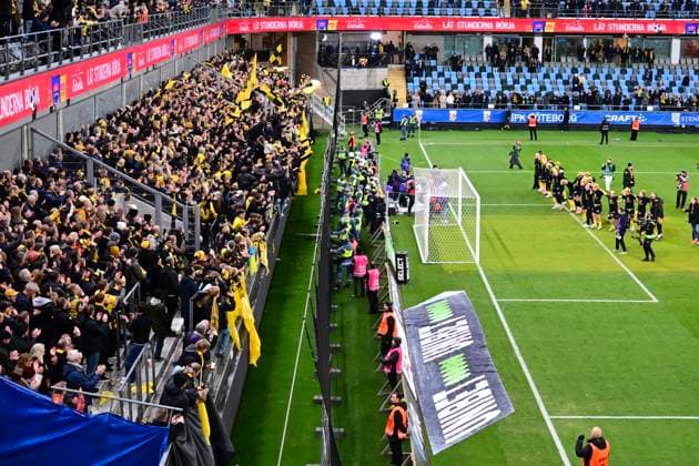 GÖTEBORG, SWEDEN 20251020 Mjällby players celebrate the Swedish Championship gold medal with supporters after Mondays football match in the Allsvenskan between IFK Göteborg and Mjällby AIK at Gamla Ullevi GÖTEBORG SWEDEN x9200x  Copyright: xHannaxBrunlöf TTx ALLSVENSKAN GÖTEBORG-MJÄLLBY